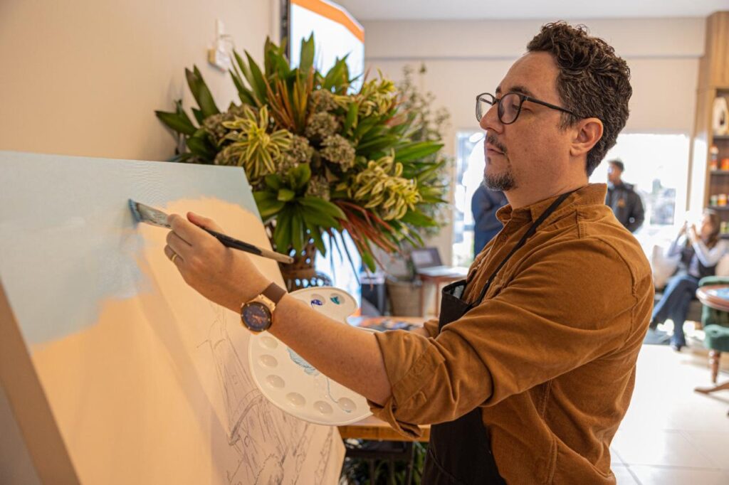 O artista plástico ponta-grossense, Emanuel Sansana, iniciando a pintura de uma de suas obras
