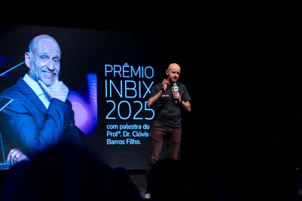 Registro do evento de entrega do Prêmio Inbix 2025, com apresentação de Daiane Fardin e palestra de Clóvis de Barros Filho