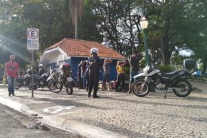 Guardas municipais de Ponta Grossa fazem abordagem na Praça Barão do Rio Branco no Centro