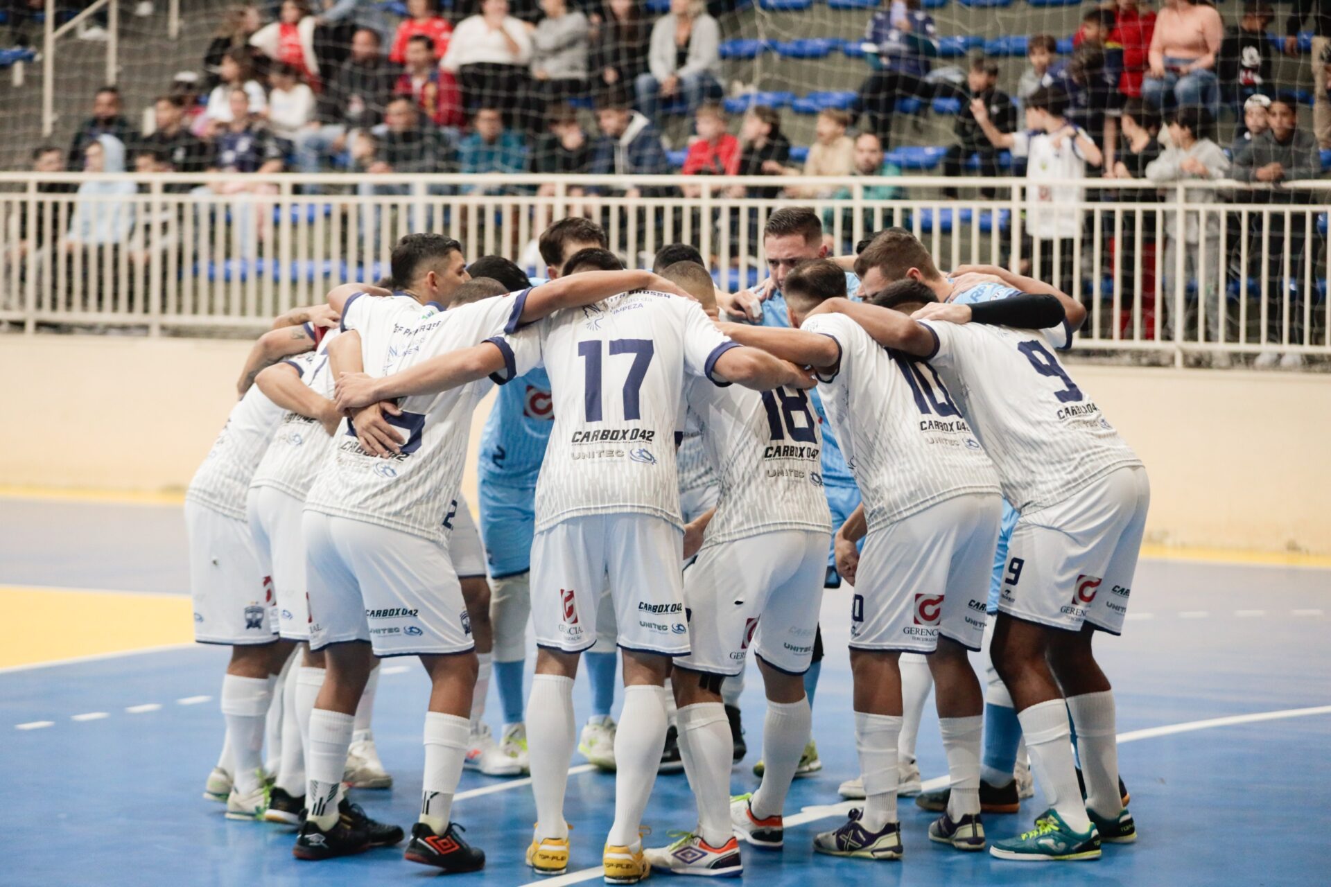 Equipe da ACGF reunida em quadra durante partida de futsal