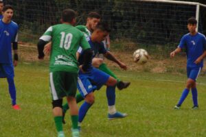 Lance da partida entre W3 e Vila Velha pelo Campeonato de Futebol Amador de Ponta Grossa