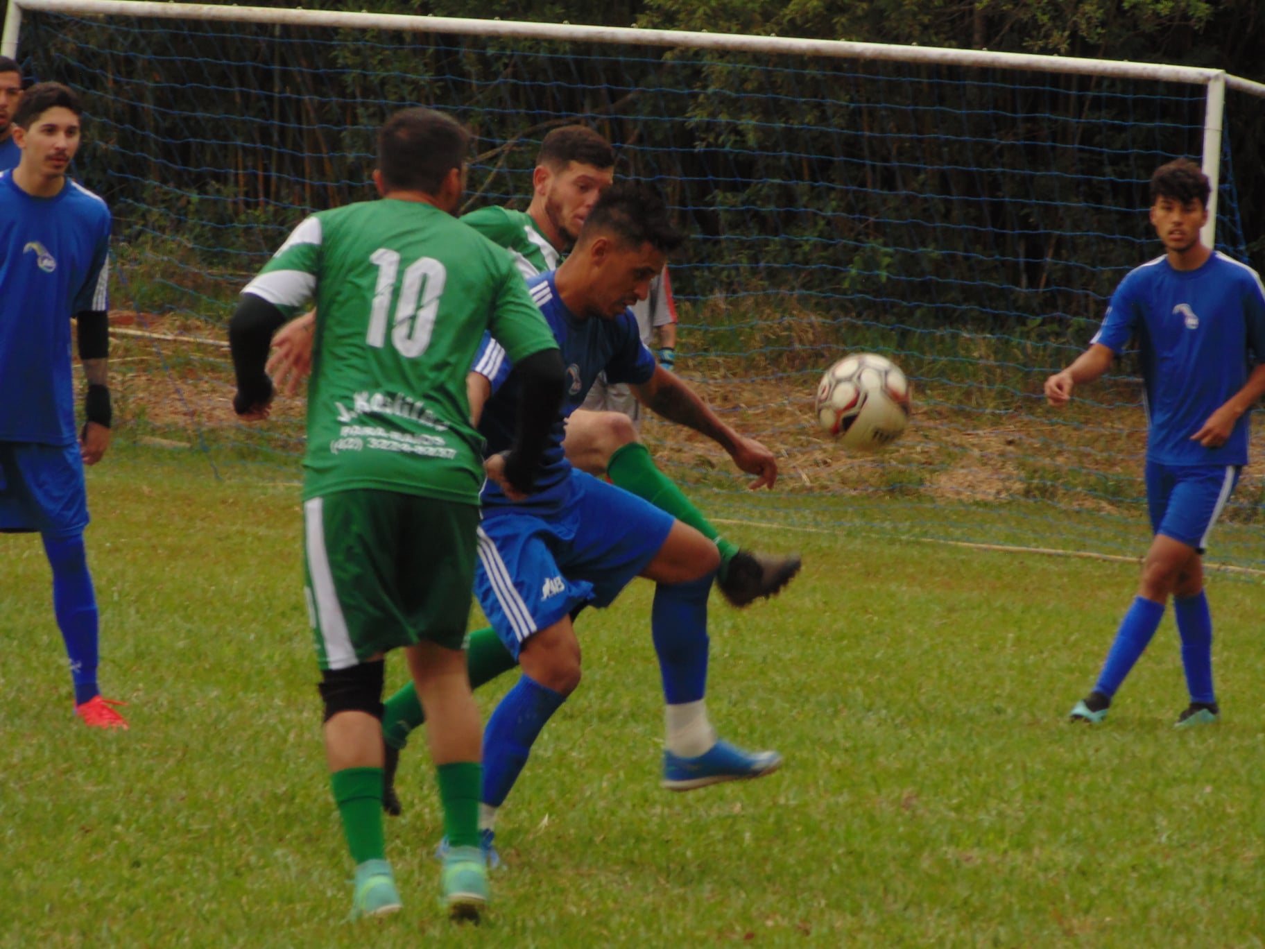 Lance da partida entre W3 e Vila Velha pelo Campeonato de Futebol Amador de Ponta Grossa