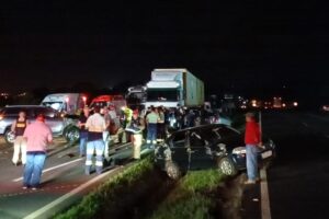 Acidente com carroça e mais cinco veículos na PR-151 em Castro