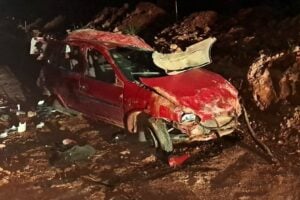 Carro capotou em Palmeira