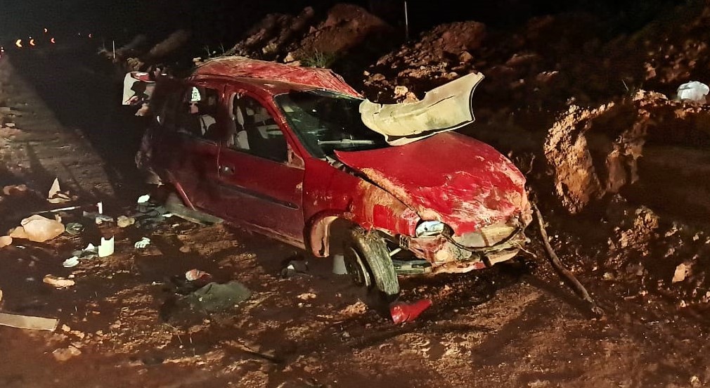 Carro capotou em Palmeira