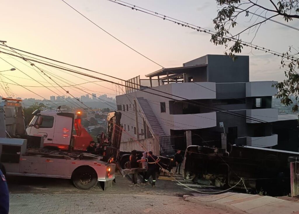 Caminhão tombado e poste quebrado na rua Teixeira de Freitas