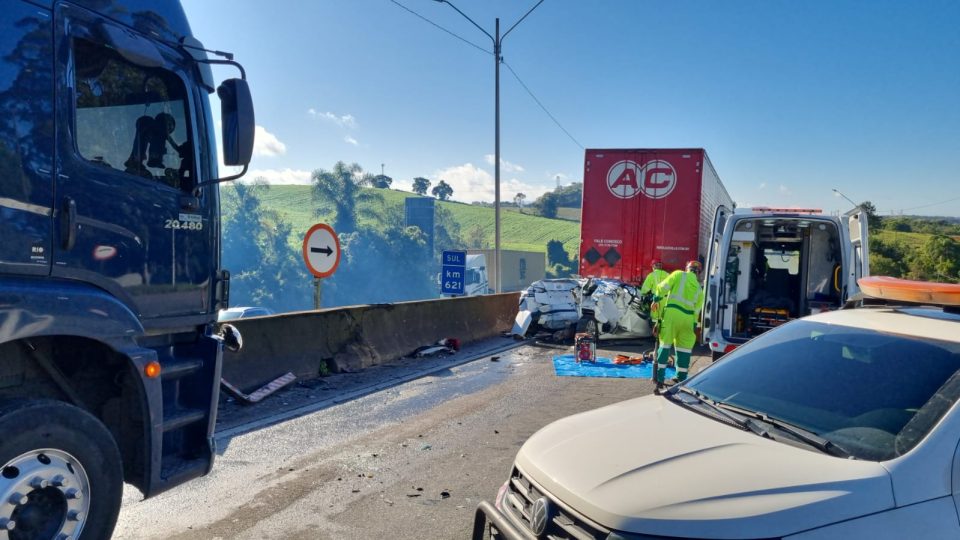 Carro prensado por caminhões em São José dos Pinhais