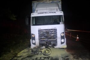 Batida de frente entre caminhão e moto