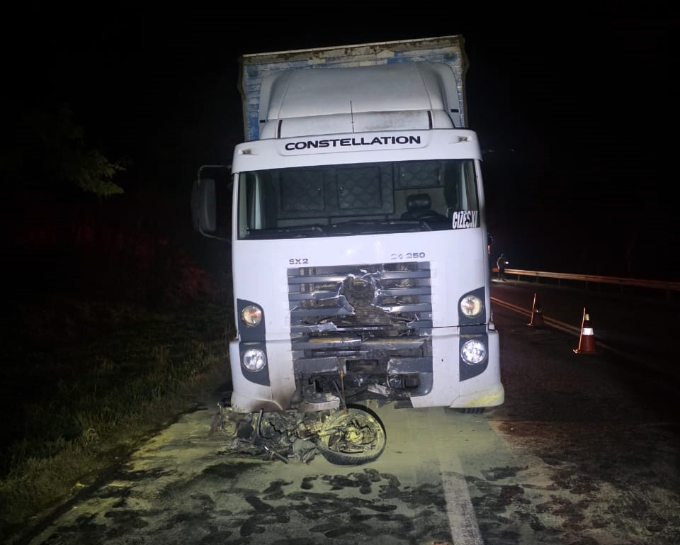 Batida de frente entre caminhão e moto