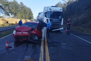 Acidente entre carro e caminhão na BR-376