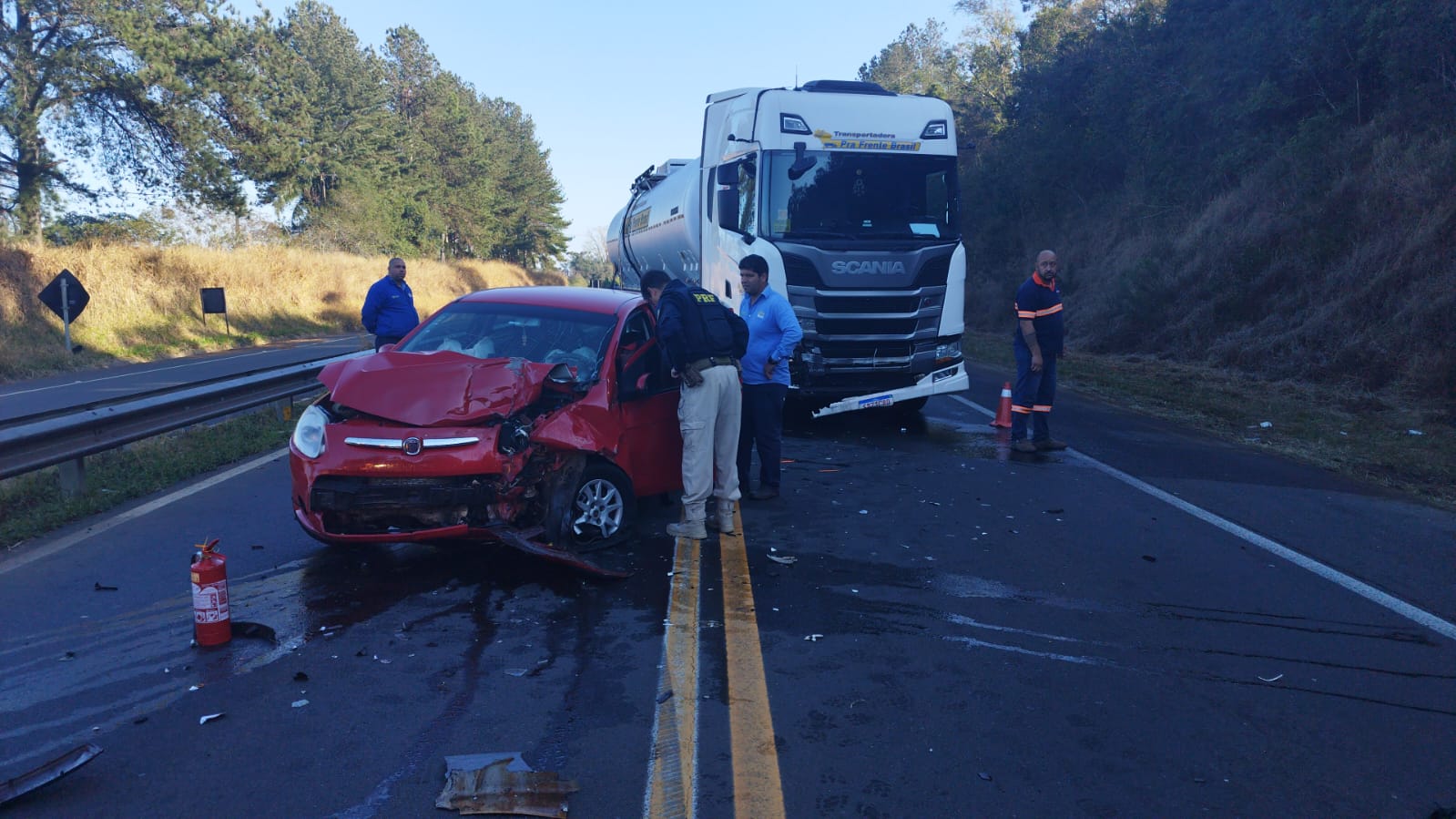 Acidente entre carro e caminhão na BR-376