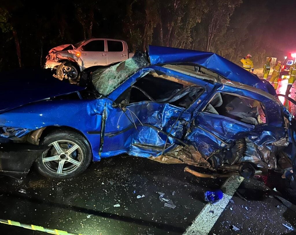 Carro destruído após acidente