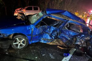 Carro destruído após acidente