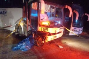 Acidente entre moto e ônibus
