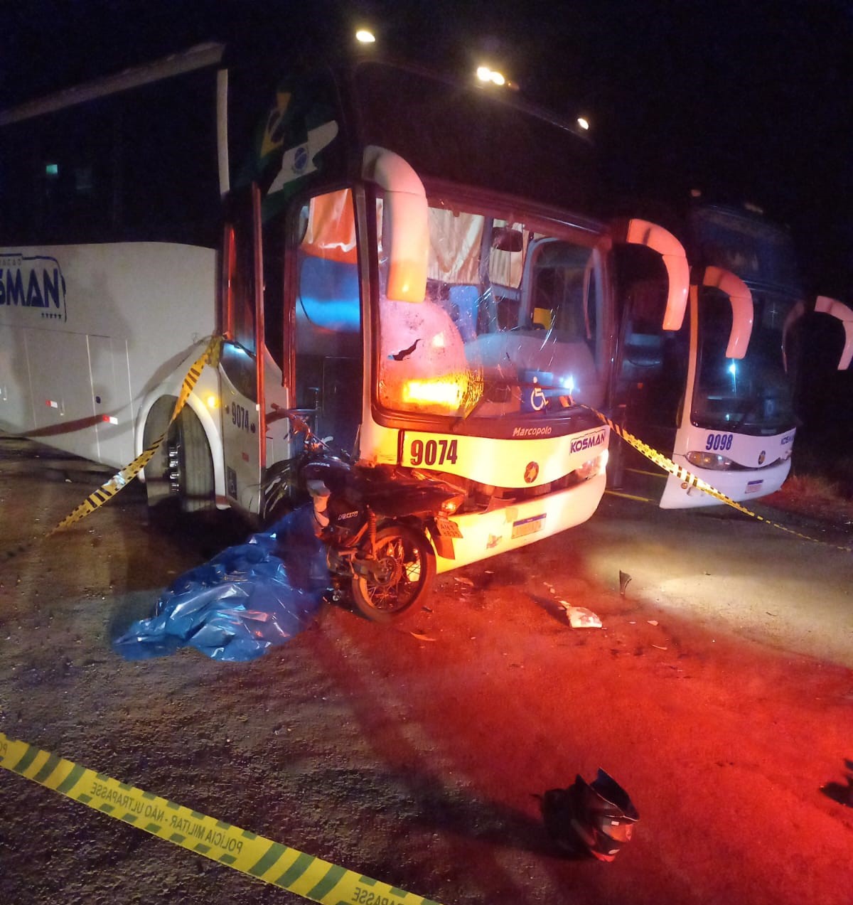 Acidente entre moto e ônibus