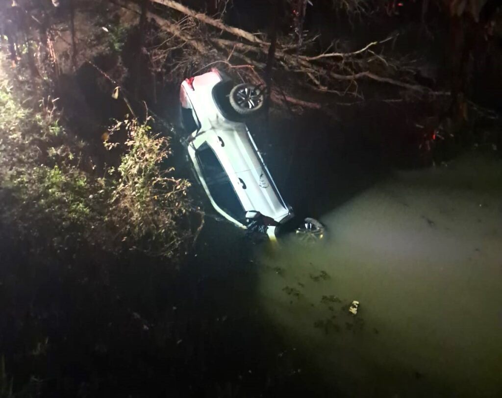 Veículo ficou submerso no rio