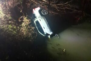 Veículo ficou submerso no rio