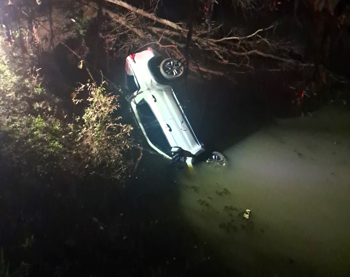 Veículo ficou submerso no rio