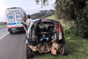 Acidente entre carro e moto