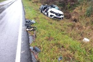 Carro bateu contra uma árvore na PR-340