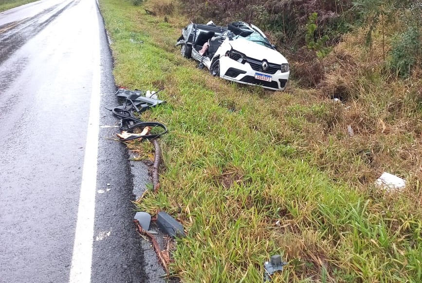 Carro bateu contra uma árvore na PR-340