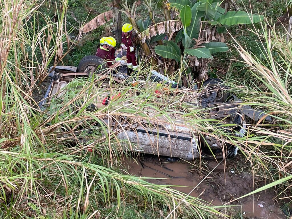 Carro parou com as rodas para cima