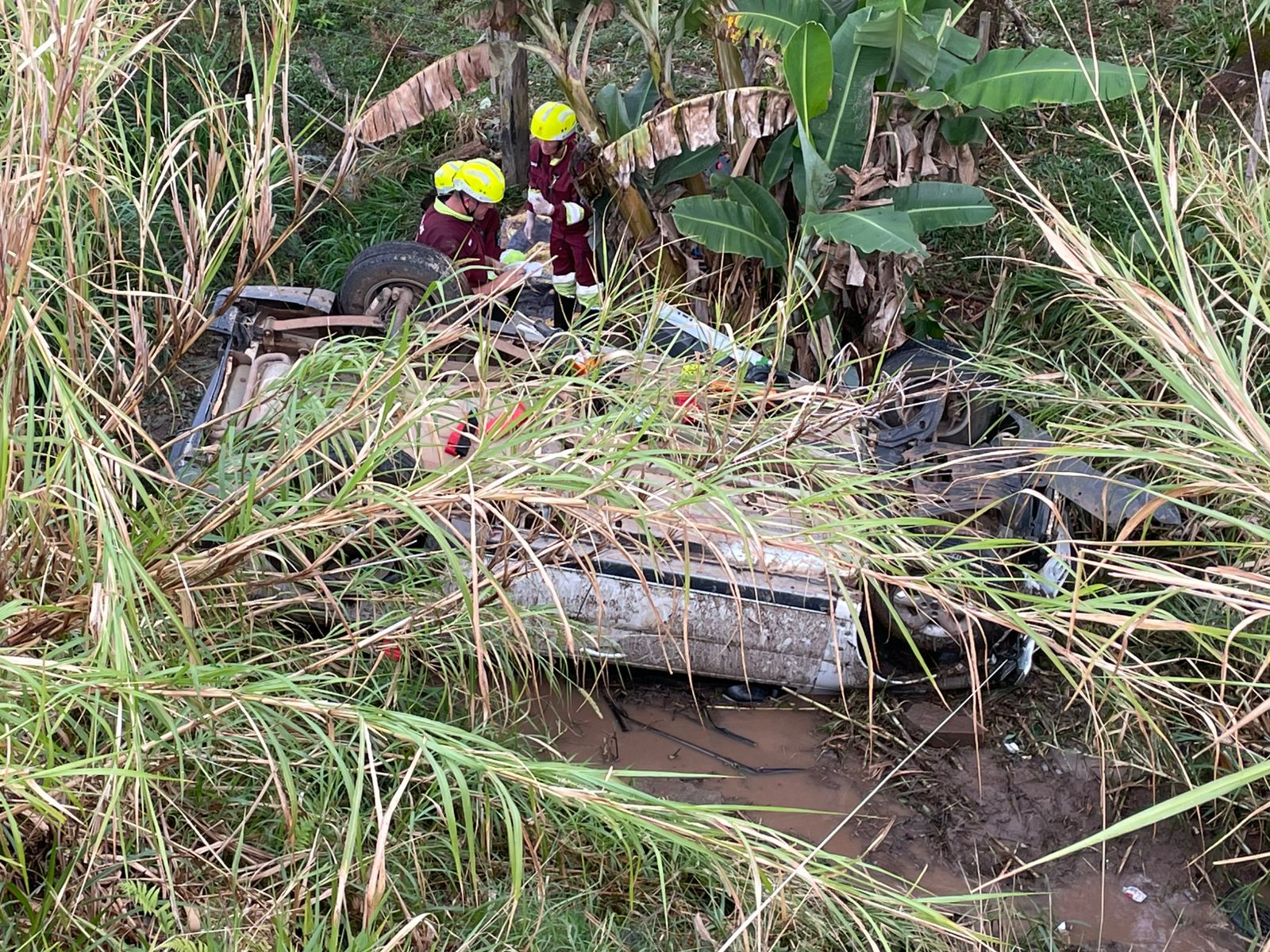 Carro parou com as rodas para cima