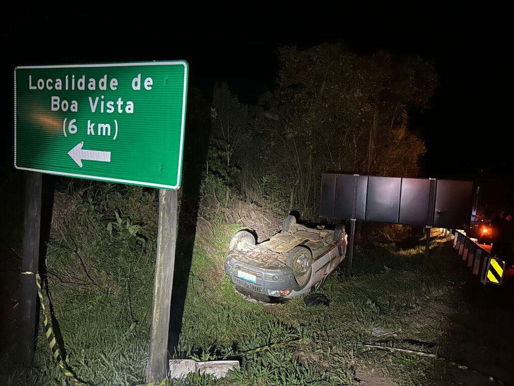 Carro capotado com as rodas para cima