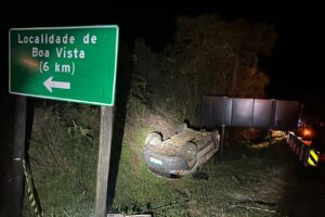 Carro capotado com as rodas para cima