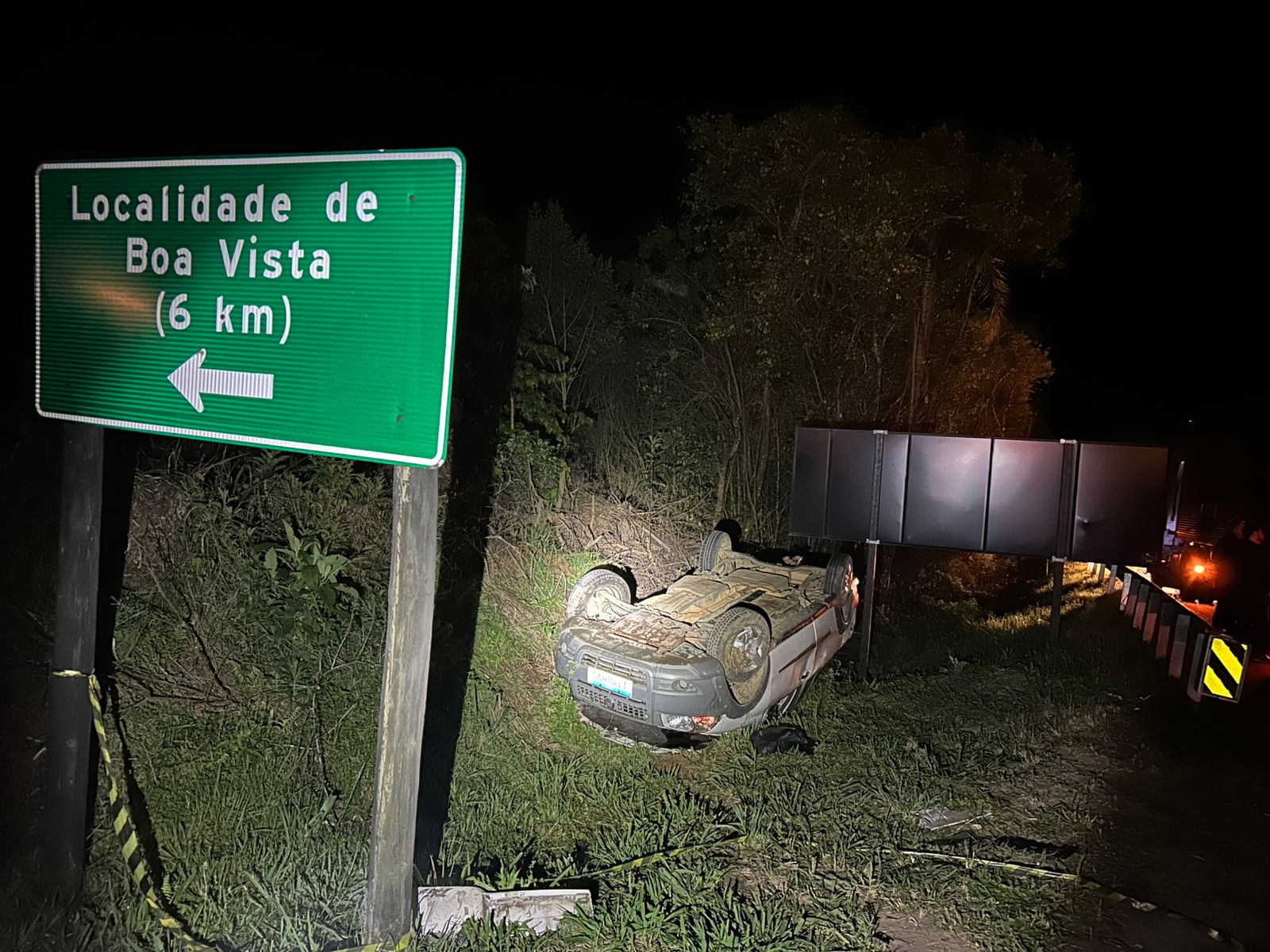 Carro capotado com as rodas para cima