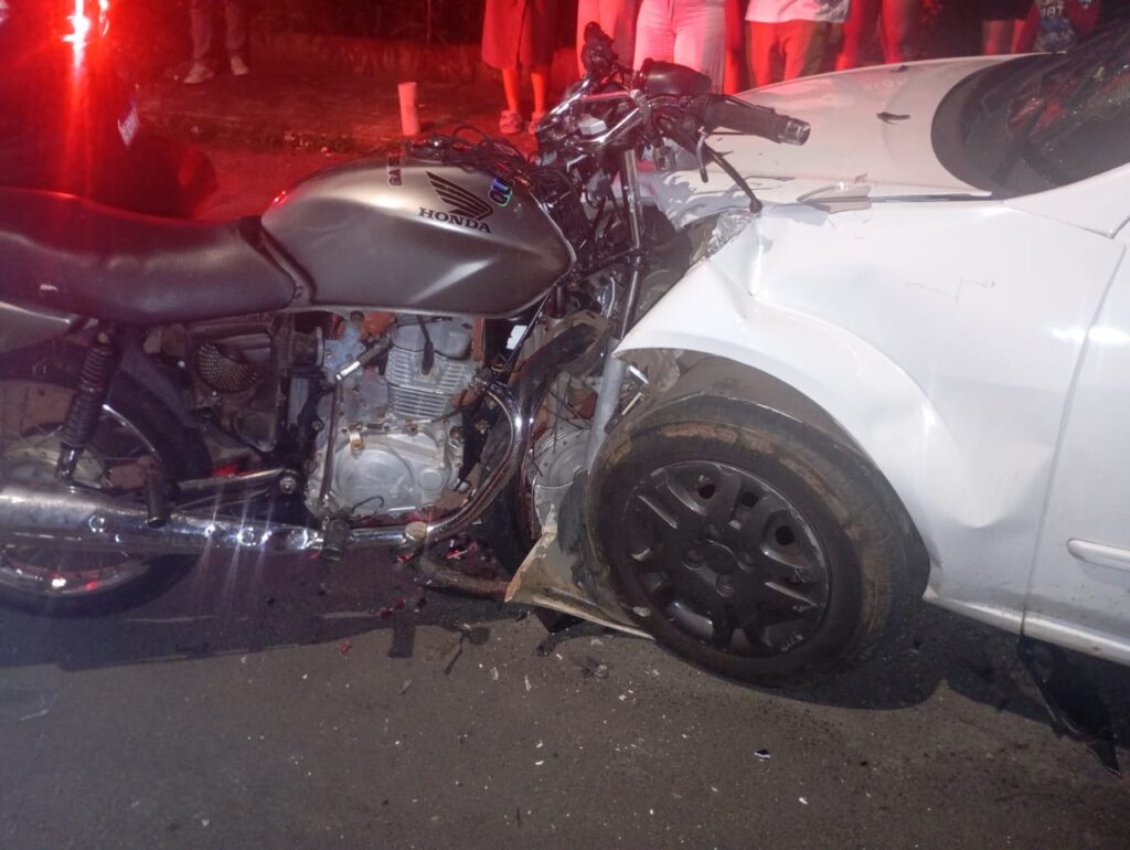 Acidente entre carro e moto