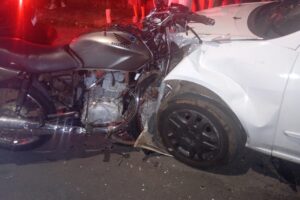 Acidente entre carro e moto