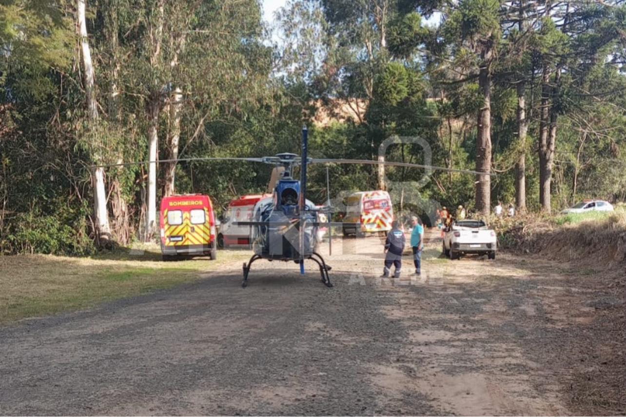 Equipes de socorro resgatam vítimas que estavam no caminhão que caiu de uma ribanceira
