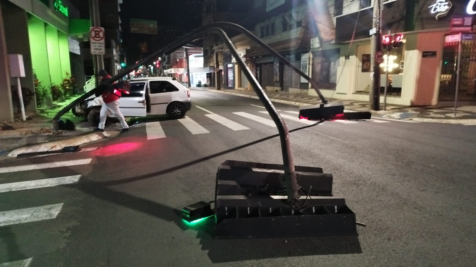 Carro bateu contra pórtico e derrubou semáforos no Centro de PG