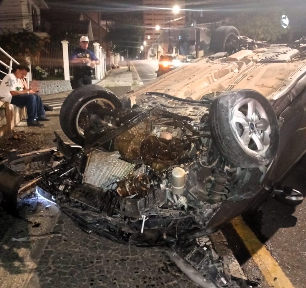 Com a batida, o carro capotou