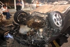 Com a batida, o carro capotou