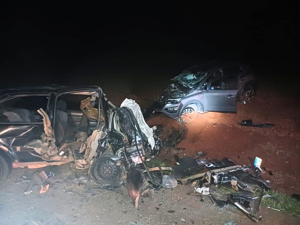 Carros bateram de frente