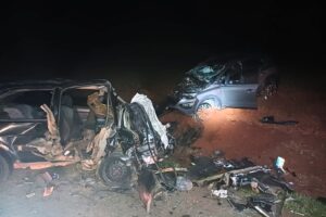 Carros bateram de frente