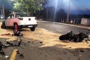 Acidente entre carro e moto na Avenida Visconde de Mauá