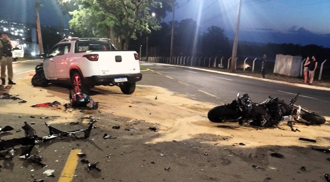 Acidente entre carro e moto na Avenida Visconde de Mauá