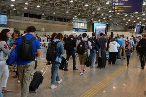 Aeroporto da Argentina onde contém viajantes esperando pelo embarque_foto_RTP