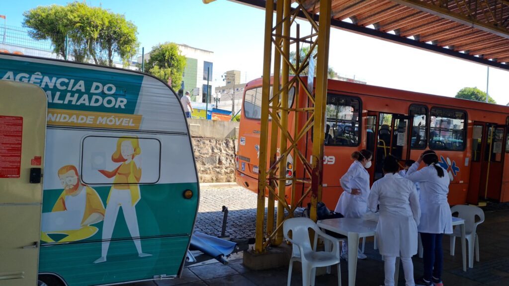 Pessoas em atendimento na Agência do Trabalhador Móvel de Ponta Grossa.