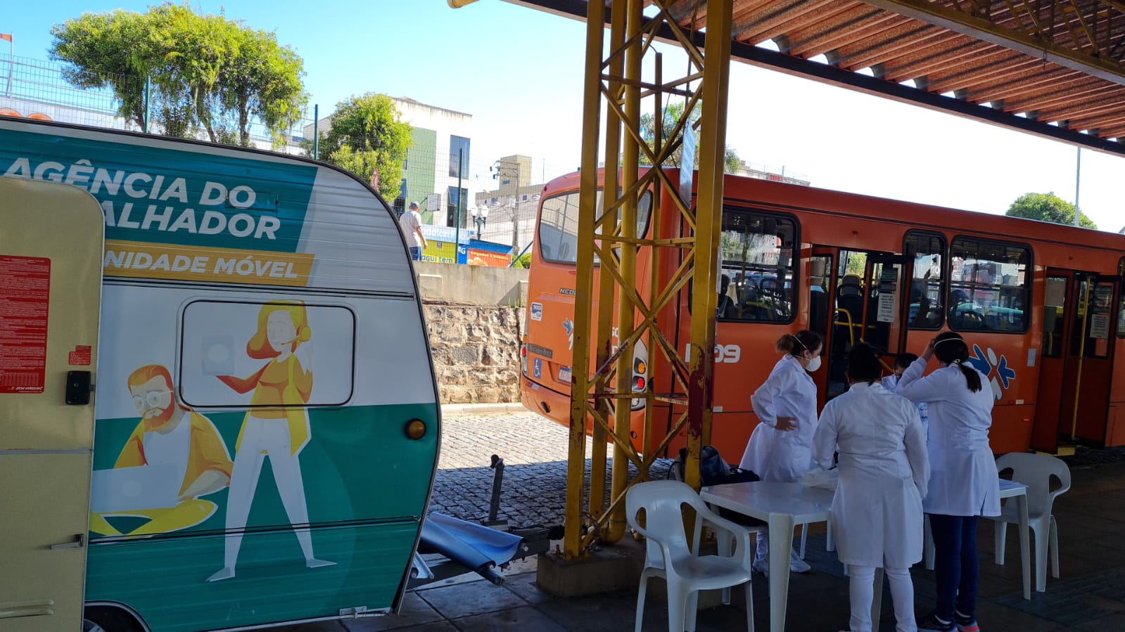 Pessoas em atendimento na Agência do Trabalhador Móvel de Ponta Grossa.