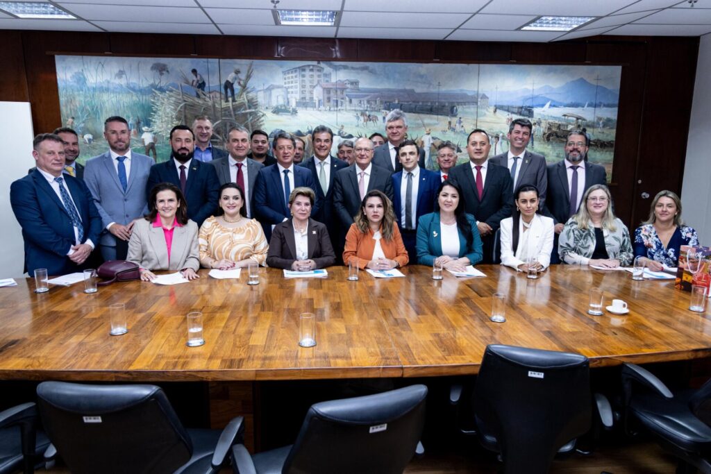 Prefeitos da AMCG reunidos com o vice-presidente, Geraldo Alckmin