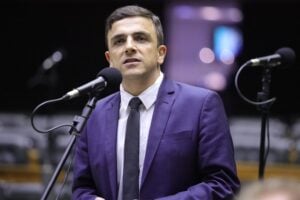 Deputado Federal Aliel Machado discursando em microfone