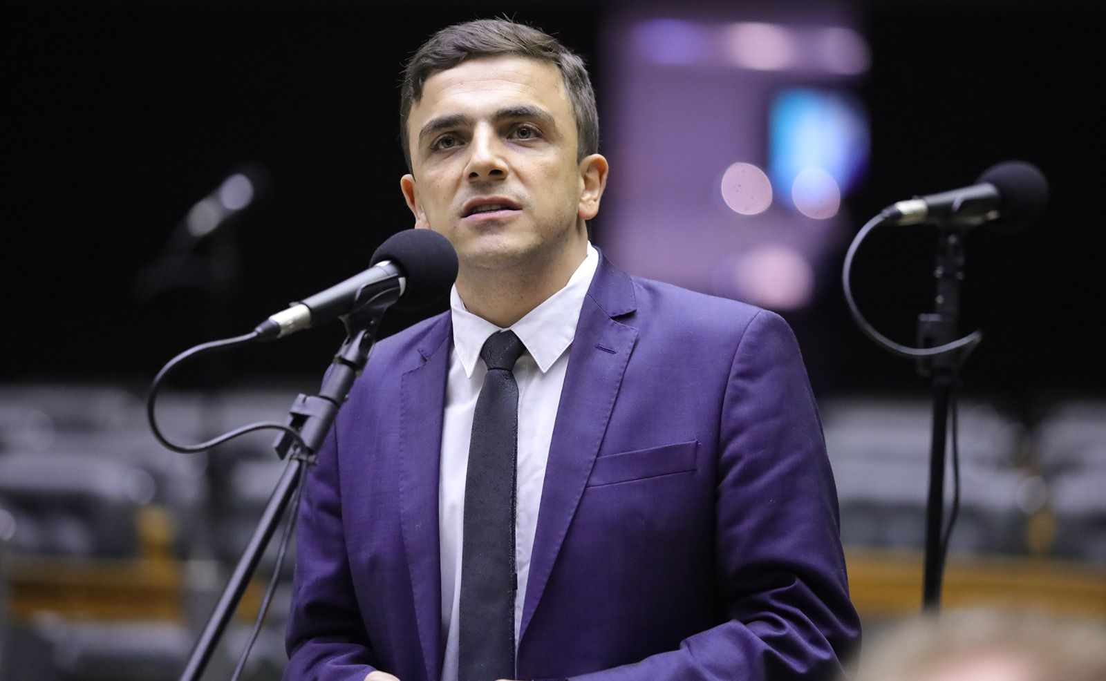 Deputado Federal Aliel Machado discursando em microfone
