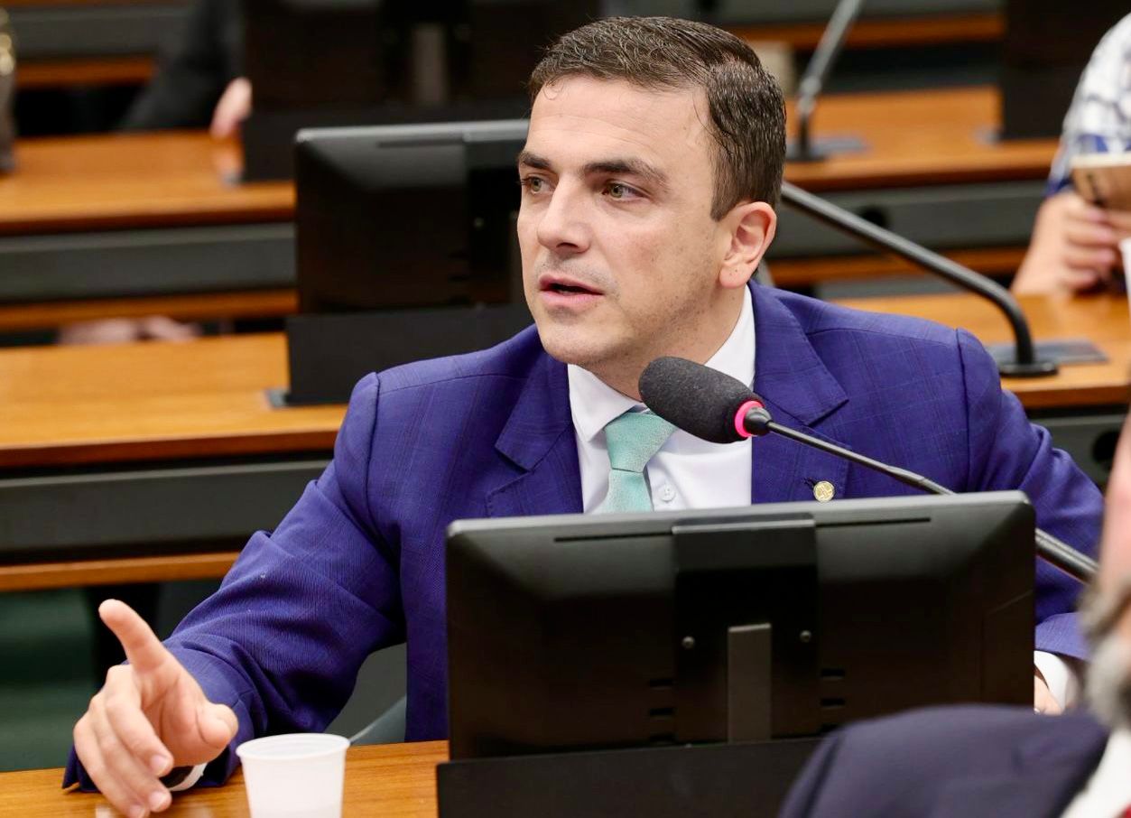 Aliel Machado falando no microfone