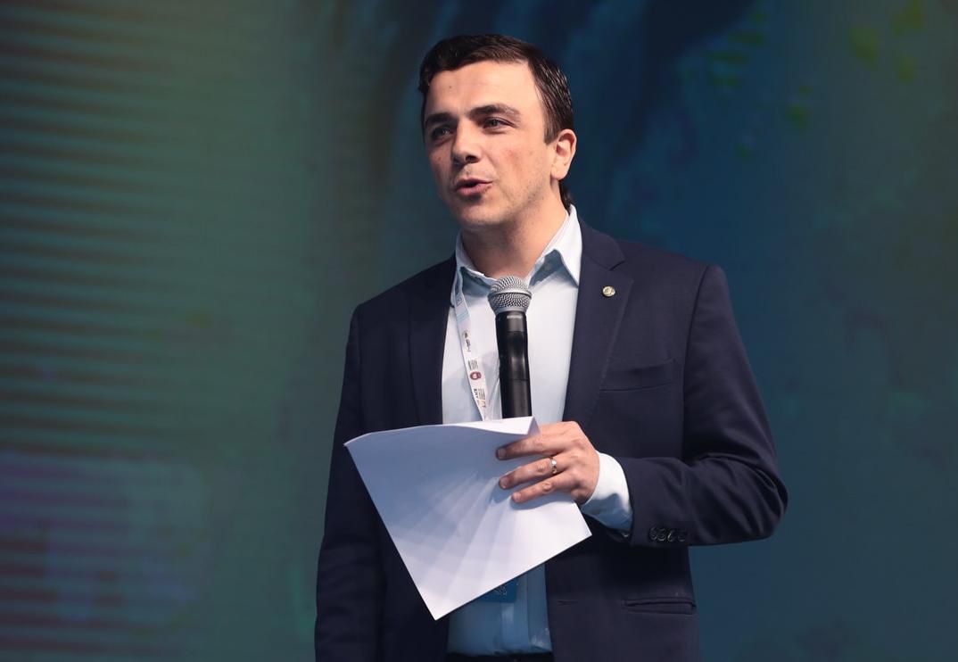 Aliel Machado discursando