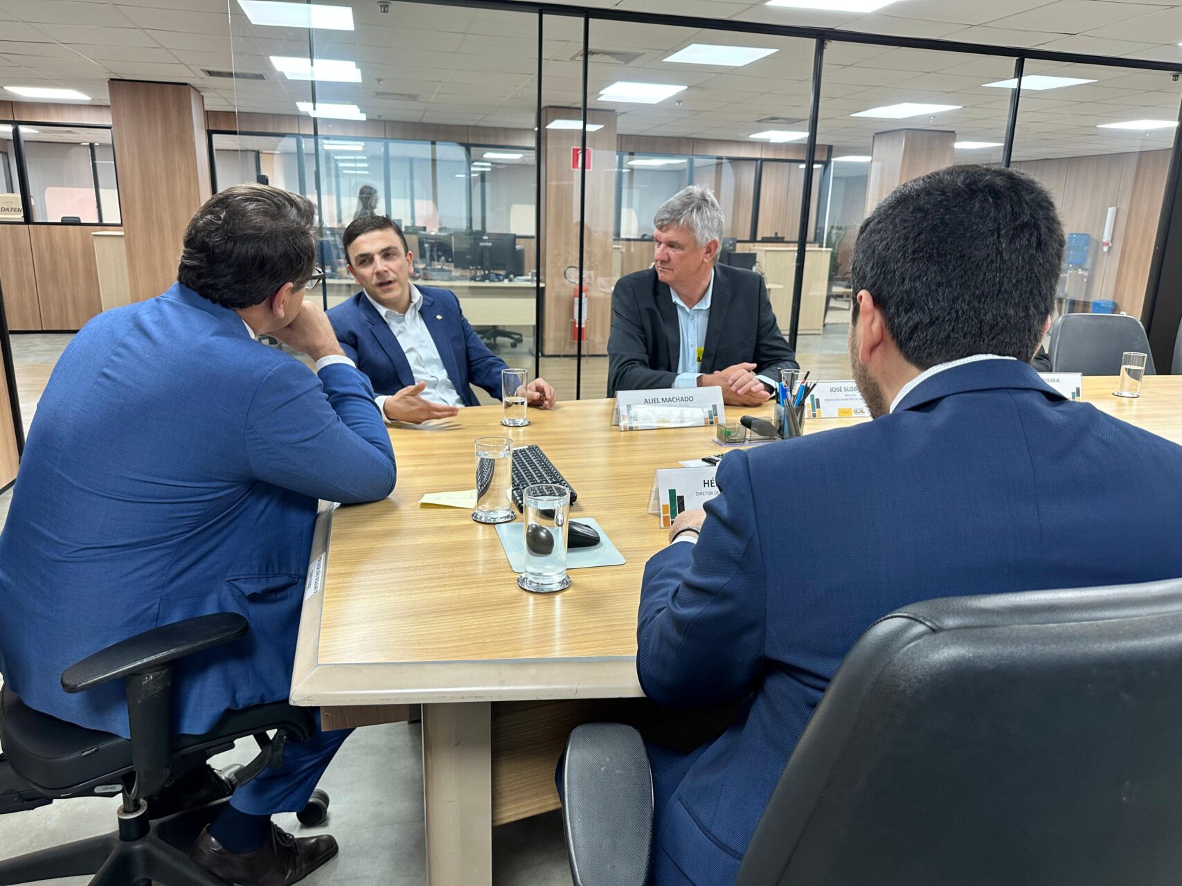 Deputado Aliel Machado e prefeito Juca Sloboda participaram de reunião com integrantes do Ministério dos Transportes