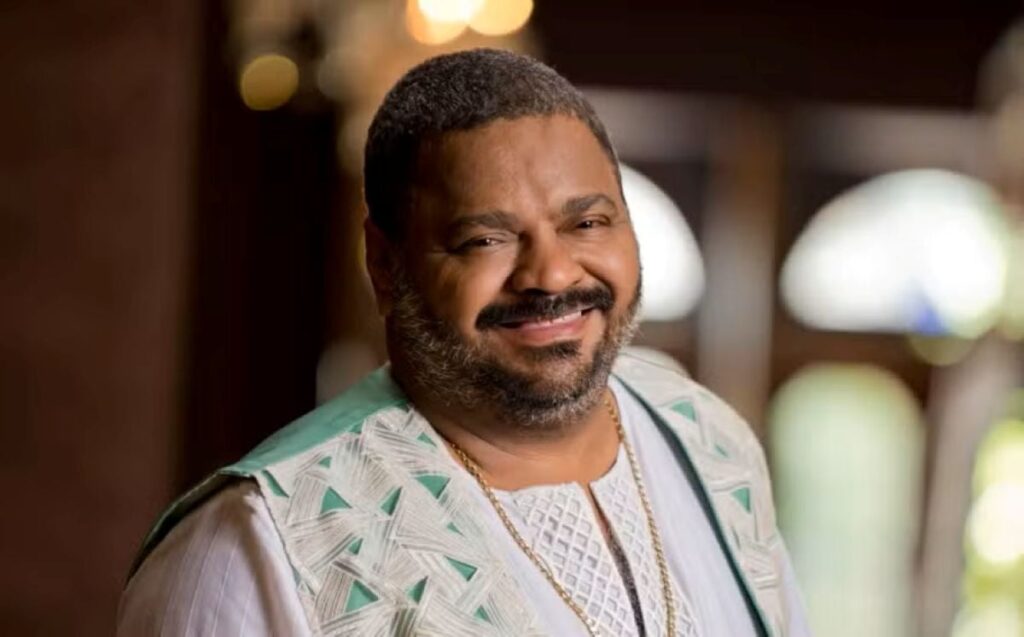 Foto de Arlindo Cruz sorrindo - uma imagem do cantor saudável, que é como a família, amigos e os fãs lembrarão do sambista.